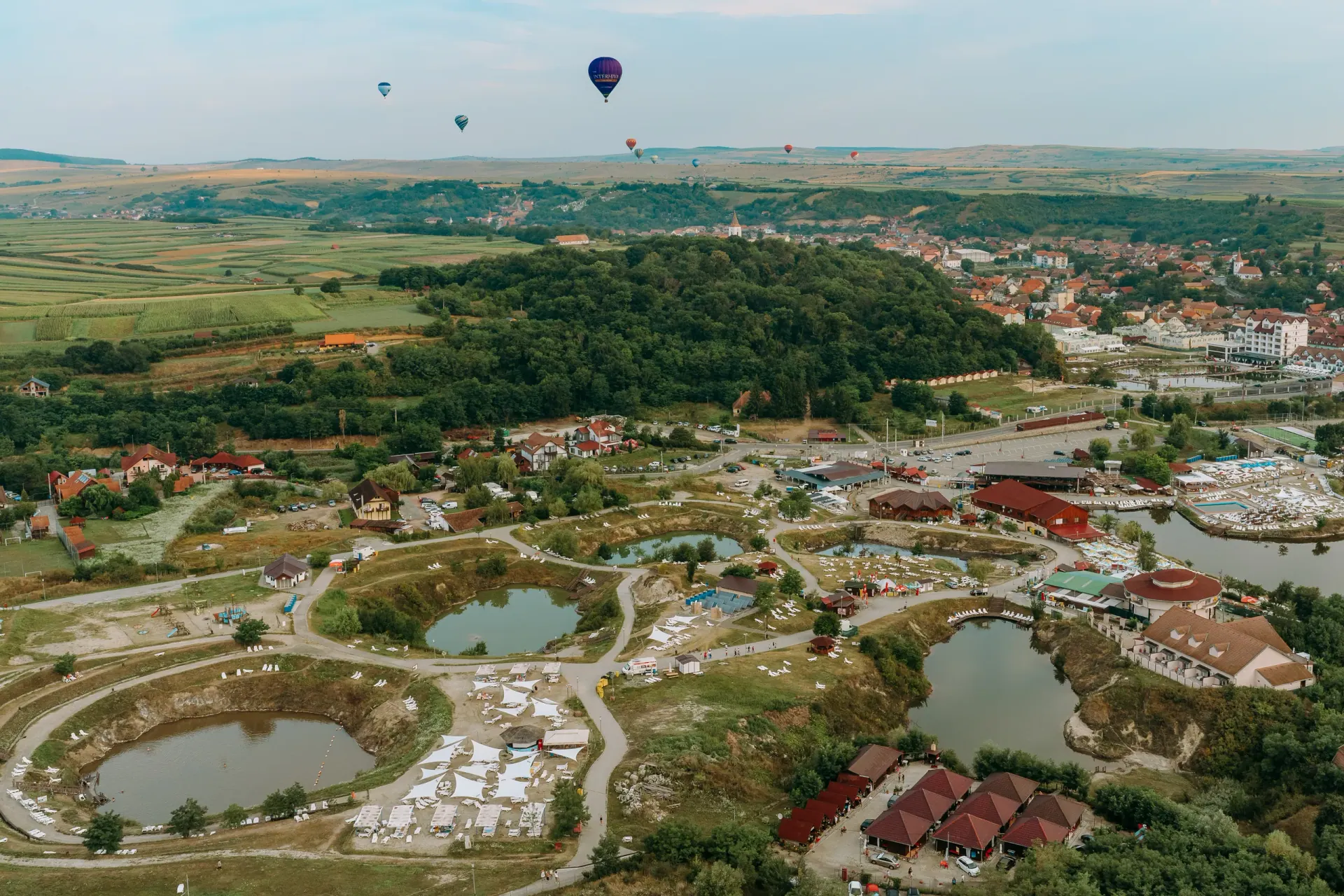 Vedere aeriană asupra Ocnei Sibiului, cu lacurile și dealurile din jur